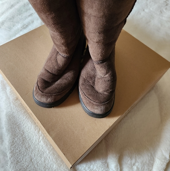 UGG- Boots - Picture 10 of 12